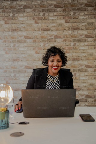 {{ __('testimonials.reviewer_1') }}